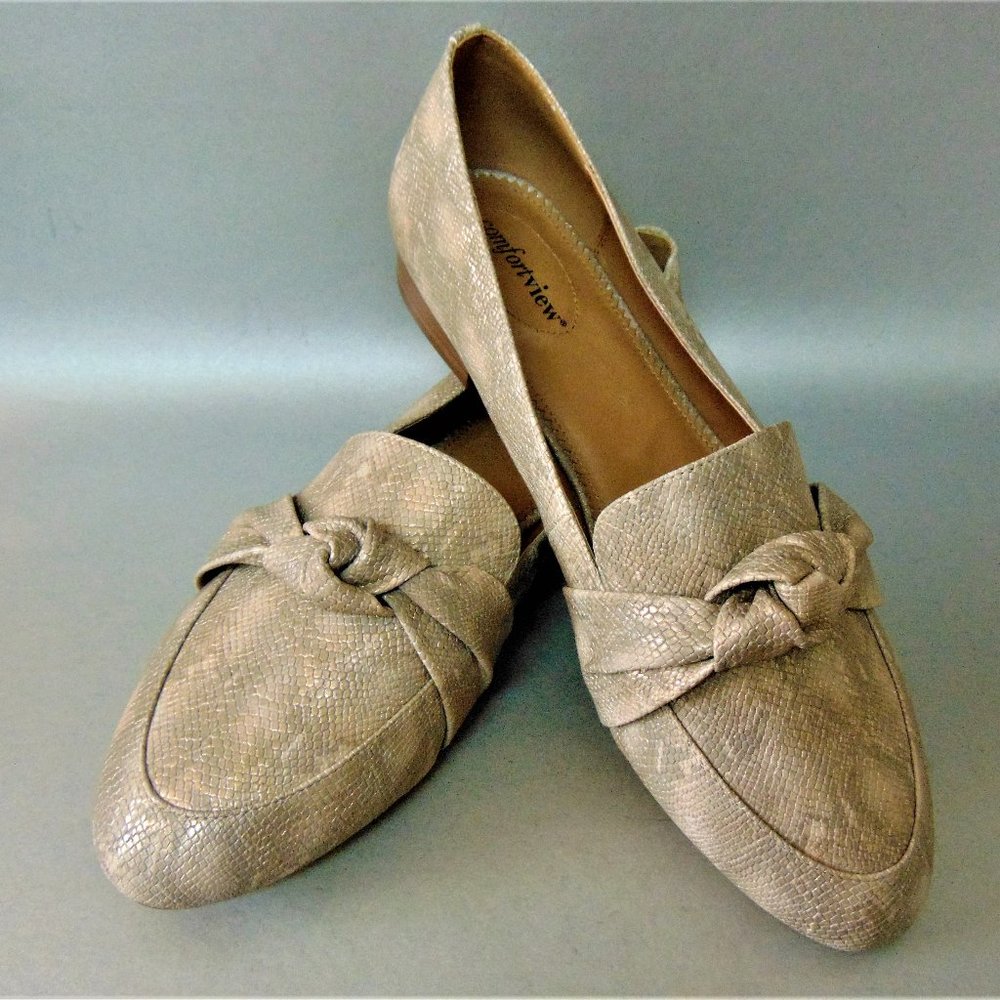 Slip on loafer with decorative bow 12WW never worn